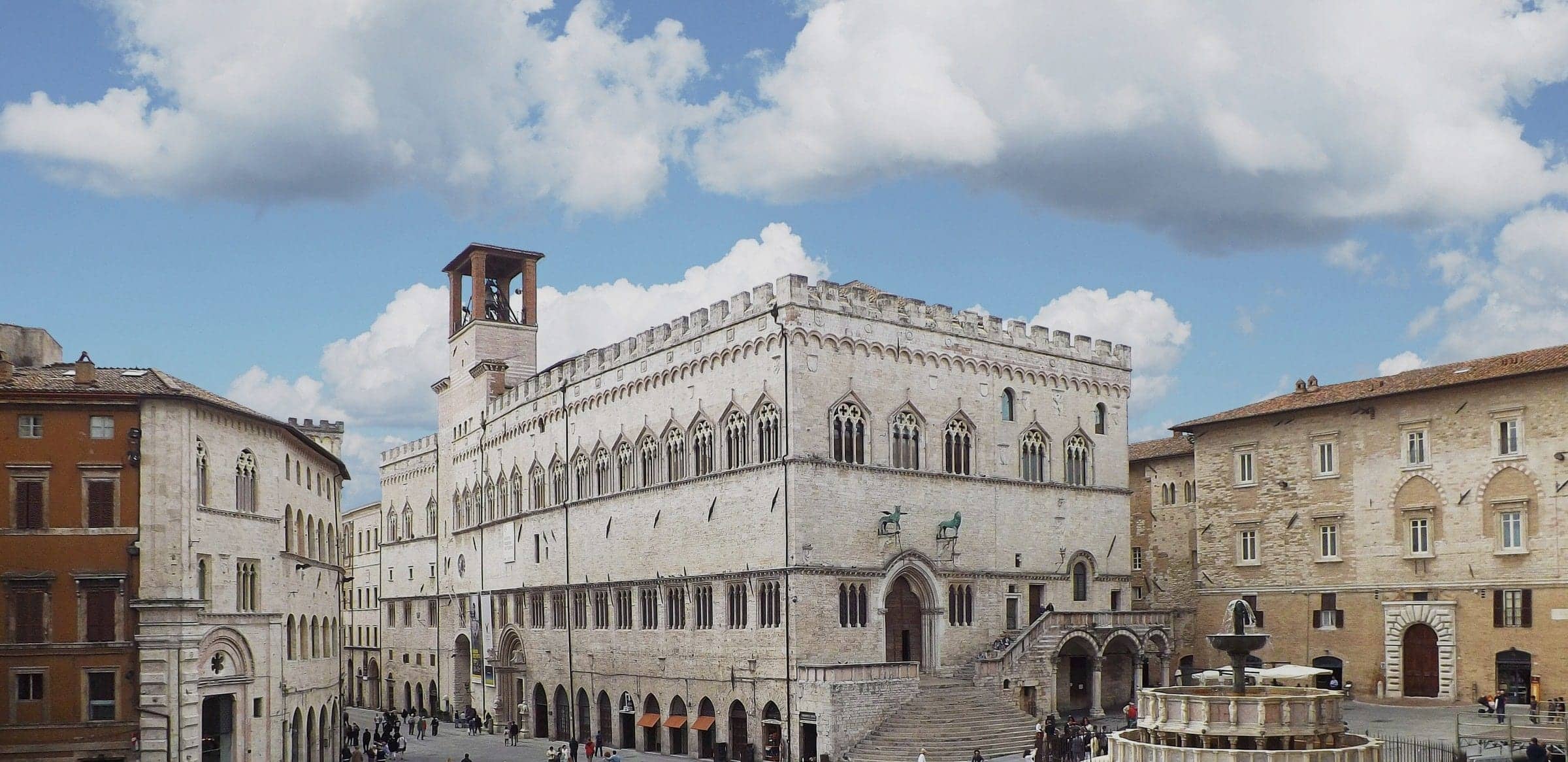 Perugia: il Palazzo dei Priori e la Fontana Maggiore in piazza IV Novembre