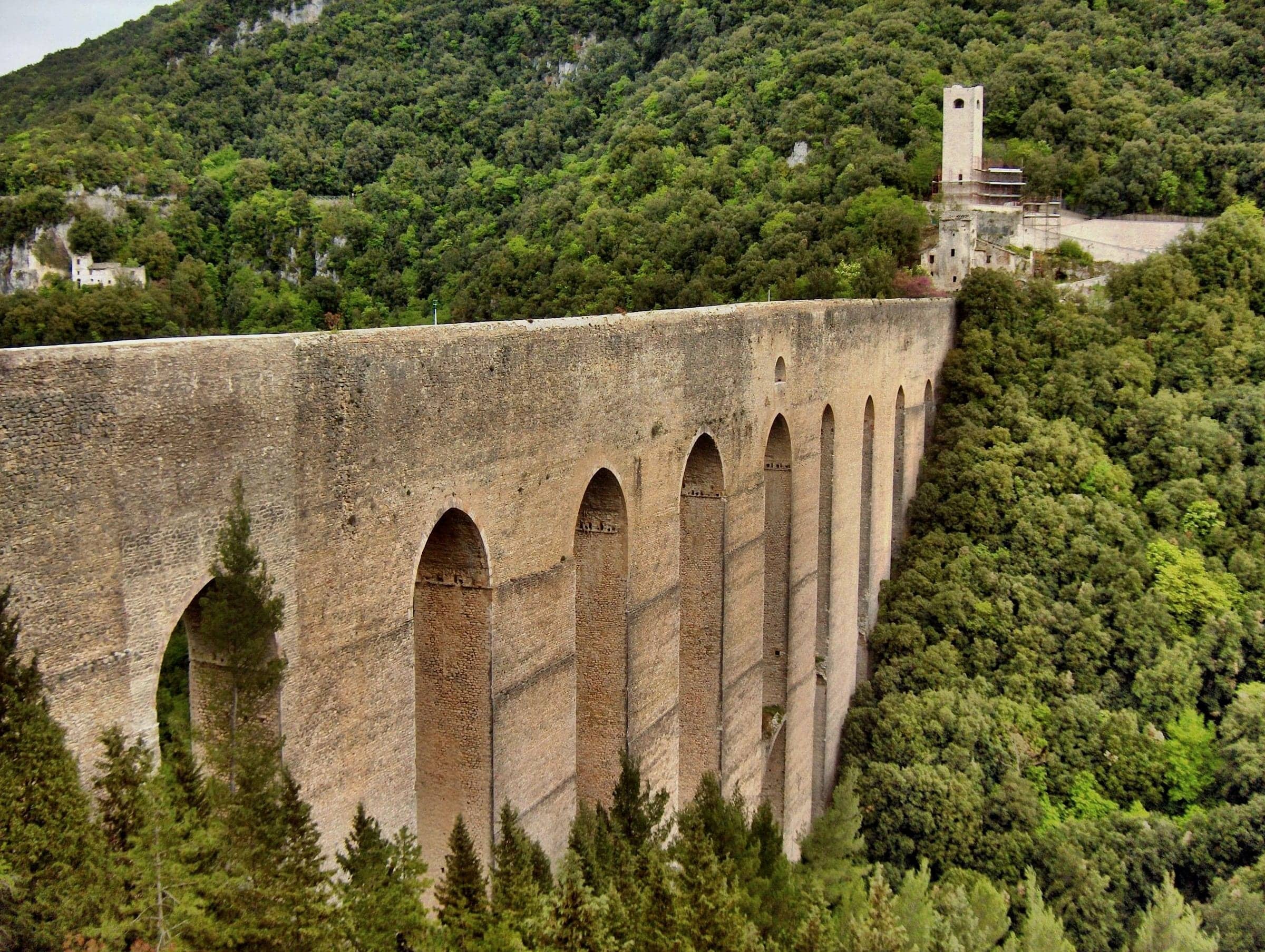 Il Ponte delle Torri a Spoleto: l'acquedotto medievale ad arcate sopra il bosco